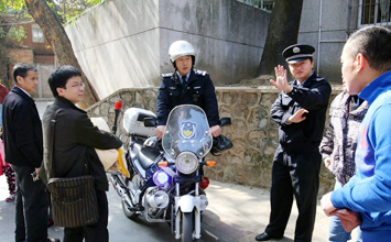上海地铁上演无裤日 老外只穿内裤乘地铁